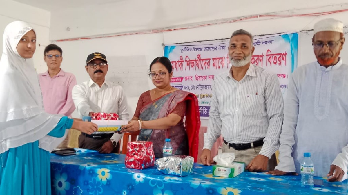 ​নাচোলে মেধাবী শিক্ষার্থীদের মাঝে শিক্ষা উপকরণ বিতরণ