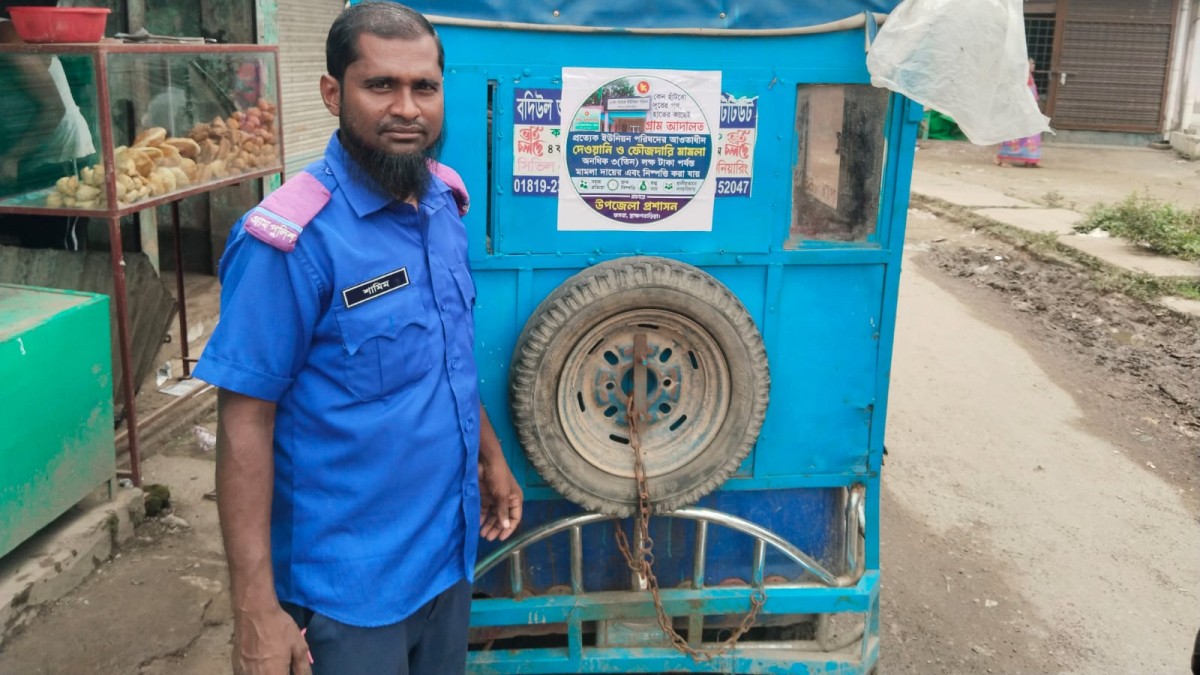 অটো-রিকশা-সিএনজিতে স্টিকার, কসবায় গ্রাম আদালতের সেবা প্রচারে নতুন উদ্যোগ