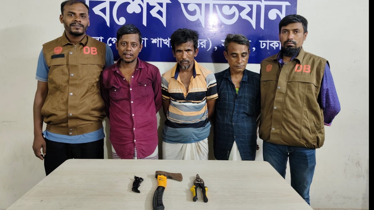 আমিনবাজারে ডিবির অভিযান: দেশীয় অস্ত্রসহ তিন ডাকাত সদস্য আটক