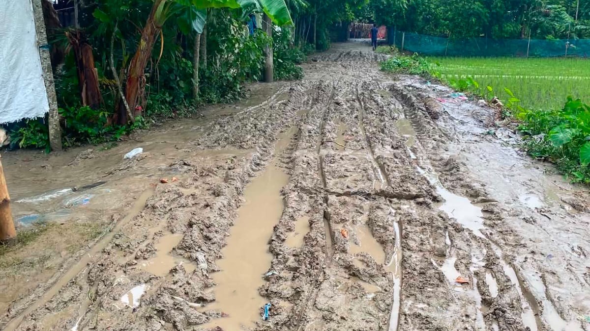 নির্বাচনের আগে পাকা রাস্তা নির্মাণের আশ্বাস নির্বাচনের পরে নীরবতা,পাকা রাস্তার দাবীতে এড়েন্দা- মাঠপাড়ার শতাধিক পরিবারের ক্ষোভ। 