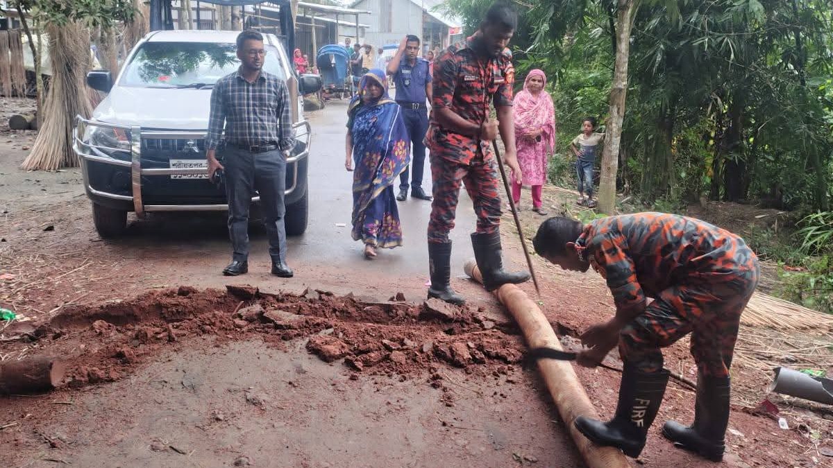 ভেদরগঞ্জে অবৈধ ড্রেজারের বিরুদ্ধে উপজেলা প্রশাসনের অভিযান, ১ হাজার ফুট পাইপ জব্দ করে অকেজো
