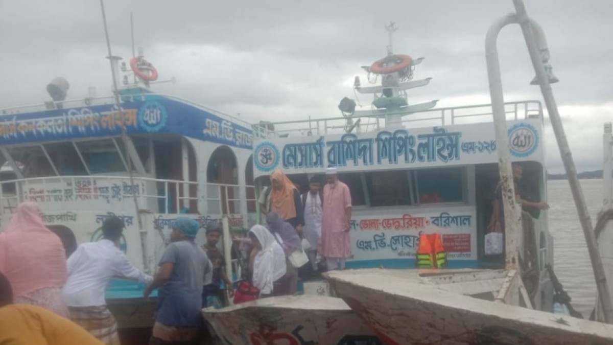 মেহেন্দিগঞ্জে লঞ্চ-কোস্টার সংঘর্ষ, অল্পের জন্য রক্ষা পেলেন ১৫০ যাত্রী।