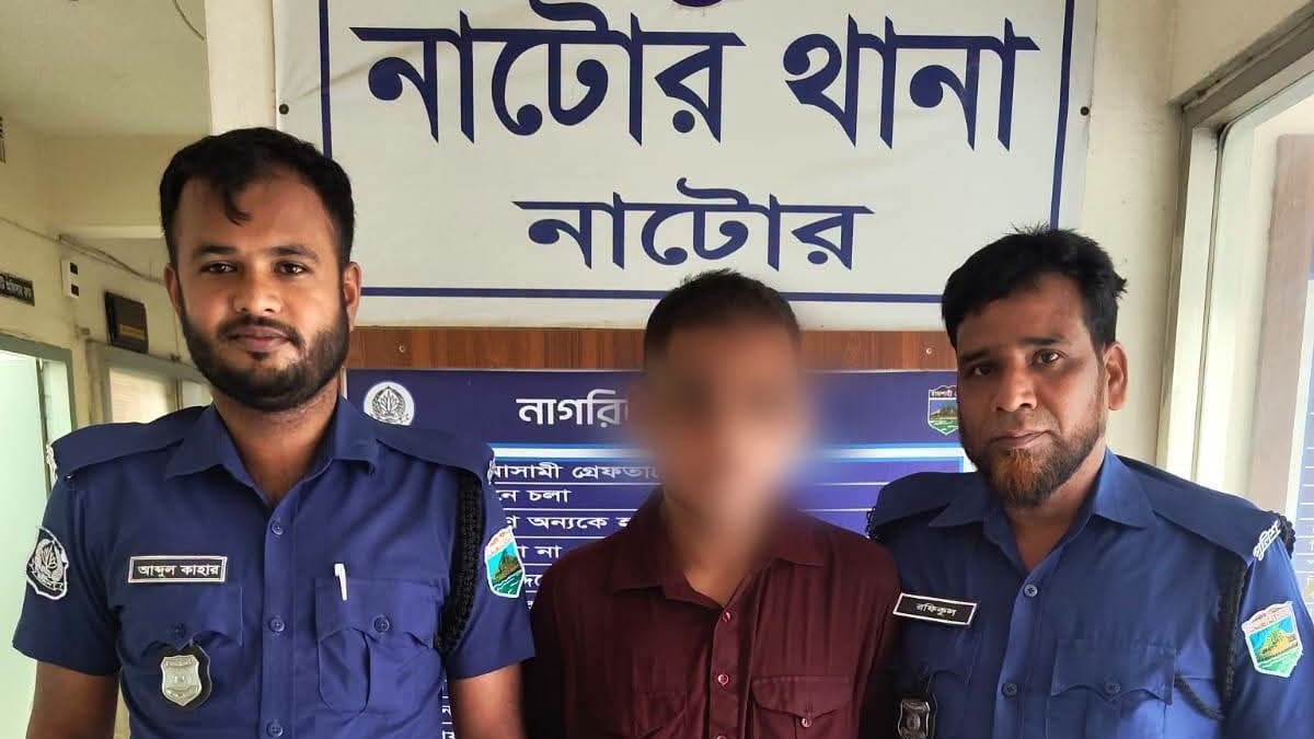 নাটোরে জনসভাস্থল থেকে খেলনা পিস্তল ও ধাতব বল সদৃশ ১৬টি গুলিসহ যুবক আটক