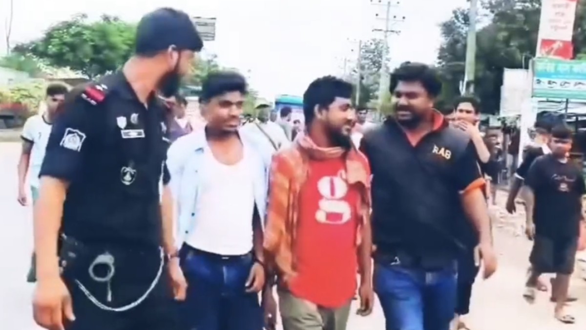 গাজীপুরের ভবানীপুরে র‍্যাবের অভিযান, ১৫ বস্তা মদসহ গ্রেপ্তার ২
