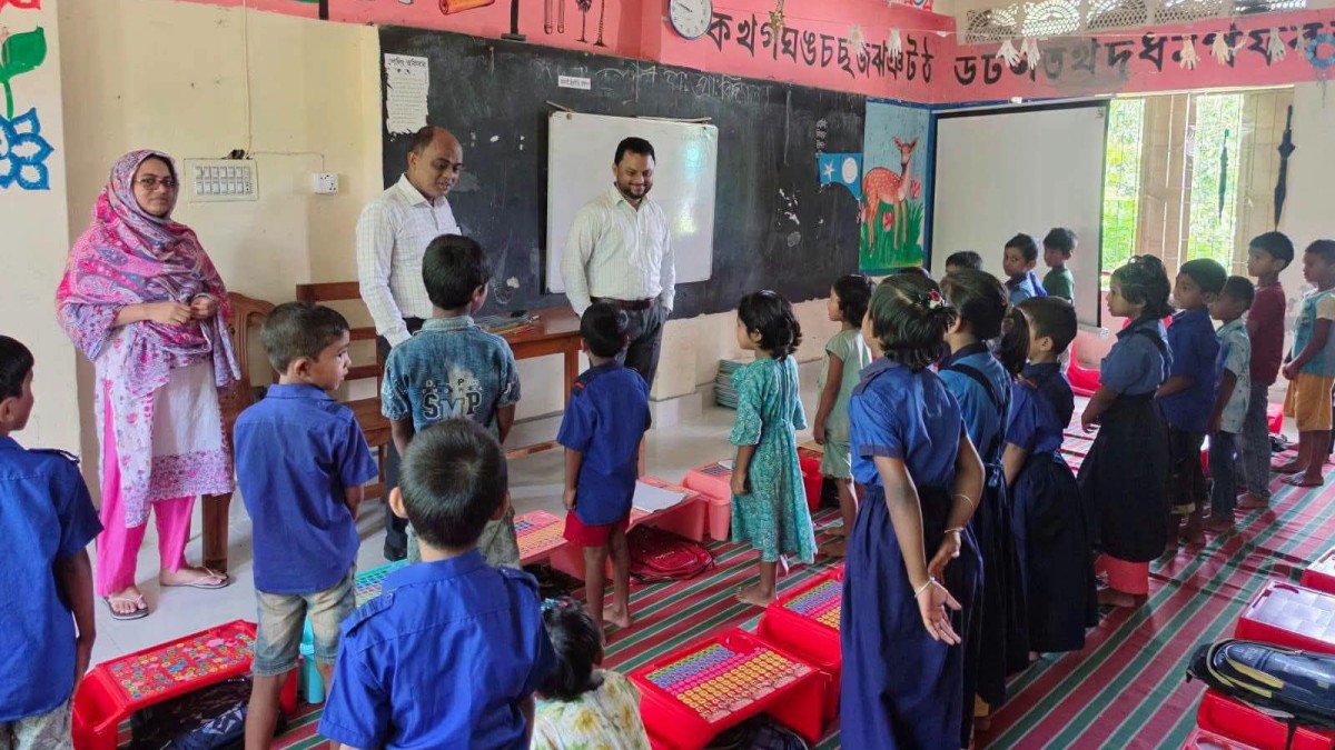 গলাচিপায় শিক্ষার মানোন্নয়নে ইউএনওর চমক: শিশুদের পাঠাভ্যাস বাড়াতে গল্পের বই উপহার।