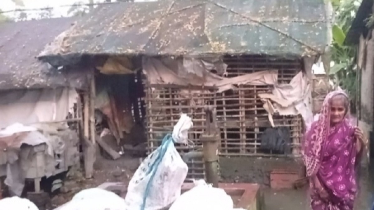 মণিরামপুরে বৃদ্ধা ফাতেমার শেষ ঠিকানা কুড়ে ঘর, এক মুঠো খাবার আর নিরাপদ আশ্রয়ের আকুতি।