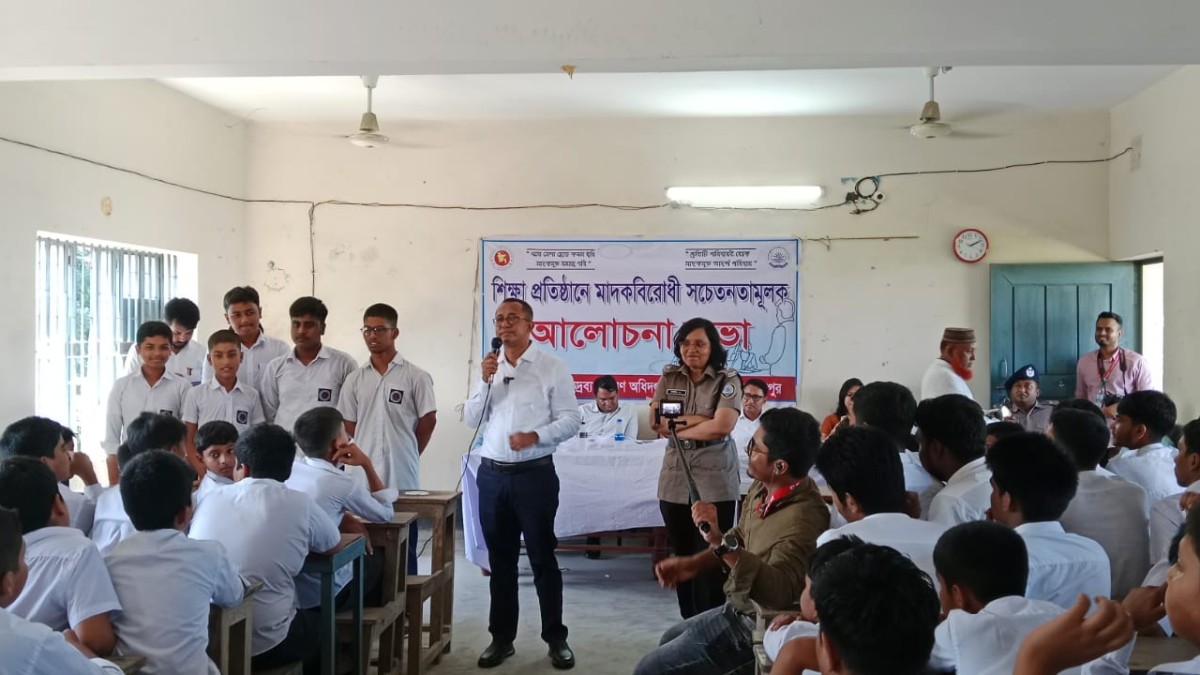 সদরপুরে শিক্ষার্থীদের নিয়ে মাদকবিরোধী সচেতনতামূলক আলোচনা সভা