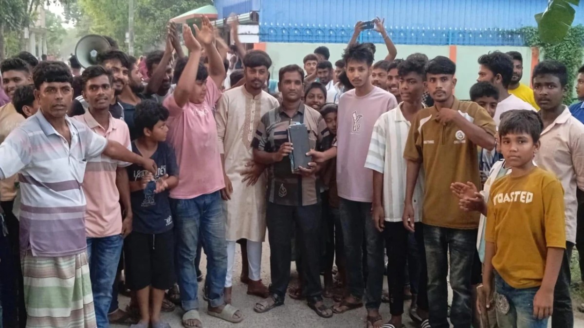 লোডশেডিংয়ের ক্ষোভে পল্লী বিদ্যুতের মিটার রিডারকে আটকে রাখল জনতা