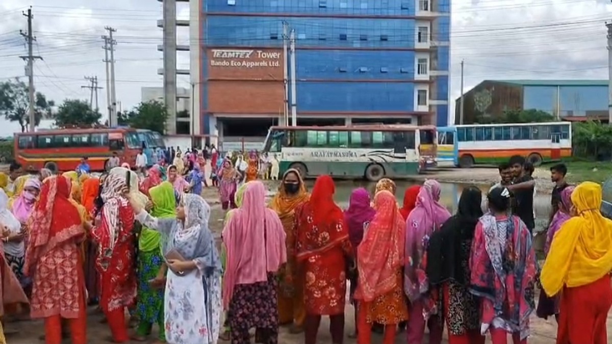 বকেয়া বেতন-ভাতার দাবিতে সাভারে ঢাকা-আরিচা মহাসড়ক অবরোধ, তীব্র যানজট