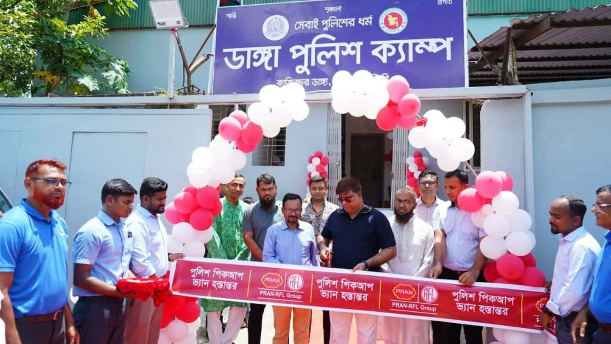 পুলিশি কার্যক্রমকে গতিশীল করতে পলাশ থানায় পুলিশ ভ্যান ও ডাঙ্গায় পুলিশ  ক্যাম্প হস্তান্তর