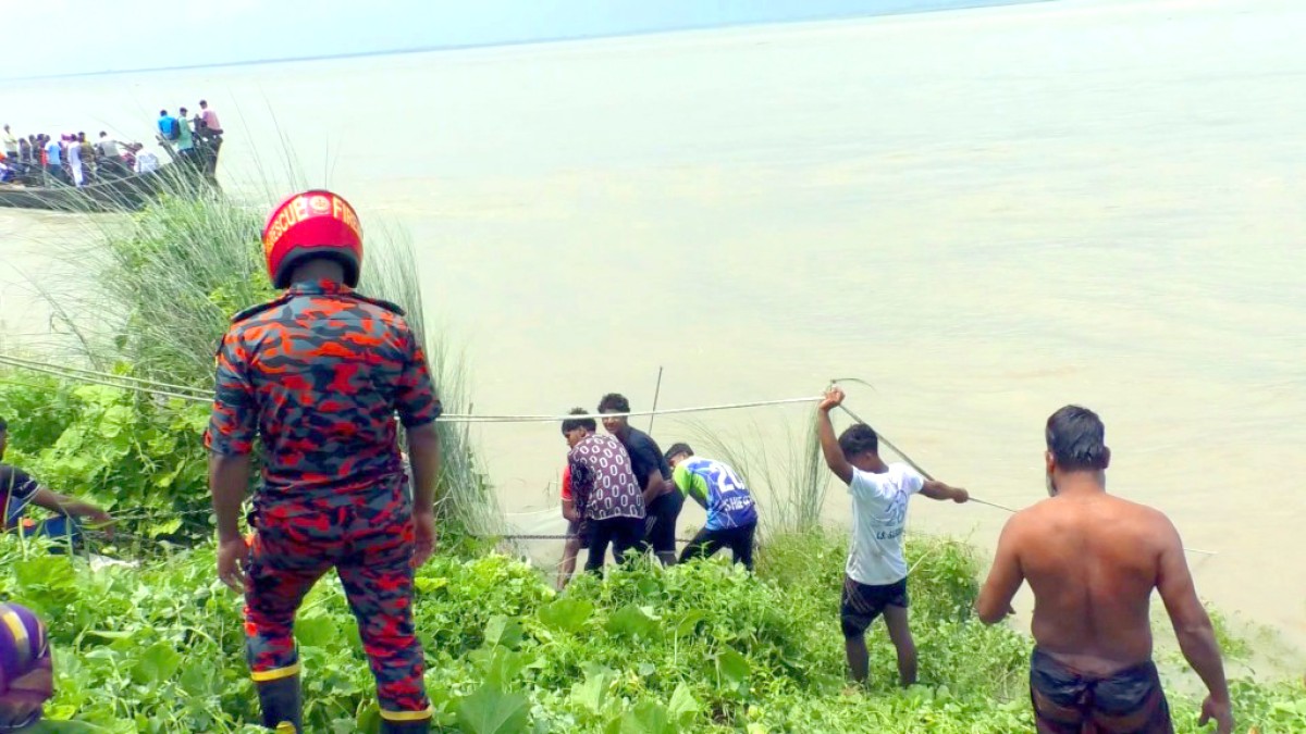 কুমারখালীতে চার শিশু সহ বালিভর্তি গাড়ি উল্টে নদীতে, উদ্ধার তিন নিখোঁজ এক