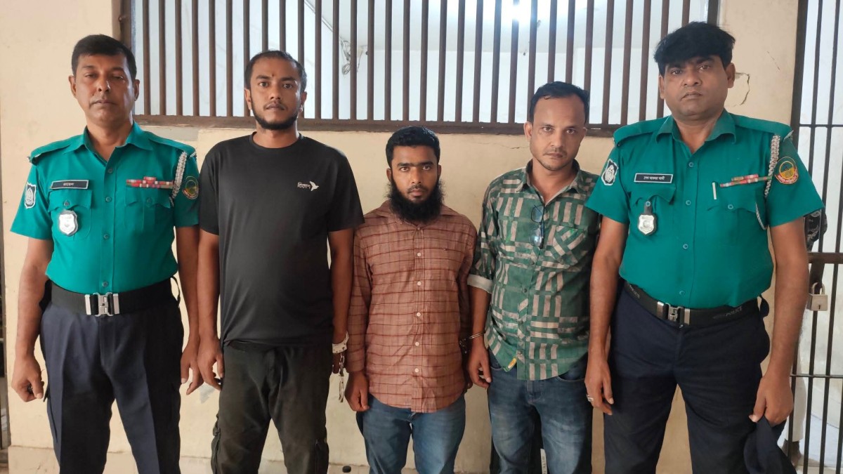 ছিনতাই মামলায় ৩ জন ও ওয়ারেন্টভুক্ত ১ আসামি গ্রেফতার, আদালতে প্রেরণ
