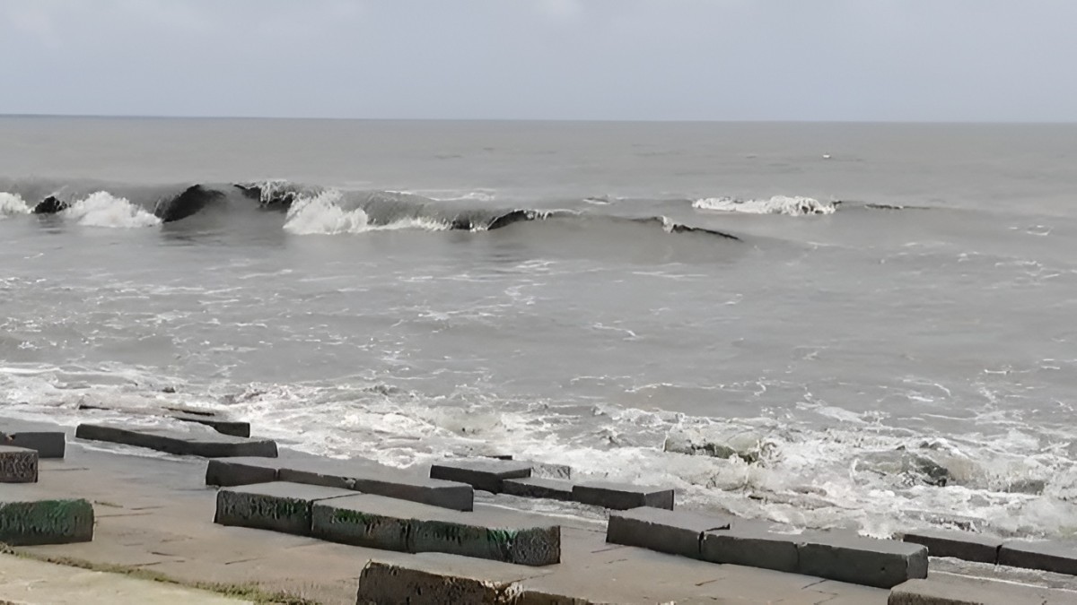 পটুয়াখালীতে মৌসমুী নিম্নচাপের প্রভাবে মুষলধারে বৃষ্টি,বন্দরে ০৩ নম্বর সতর্ক সংকেত।