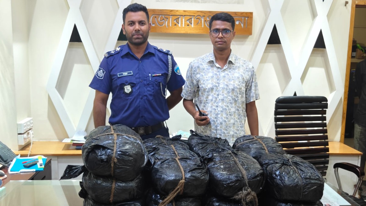 মিরসরাইয়ের  জোরারগঞ্জে প্রাইভেটকারসহ ৫০ কেজি গাঁজা উদ্ধার