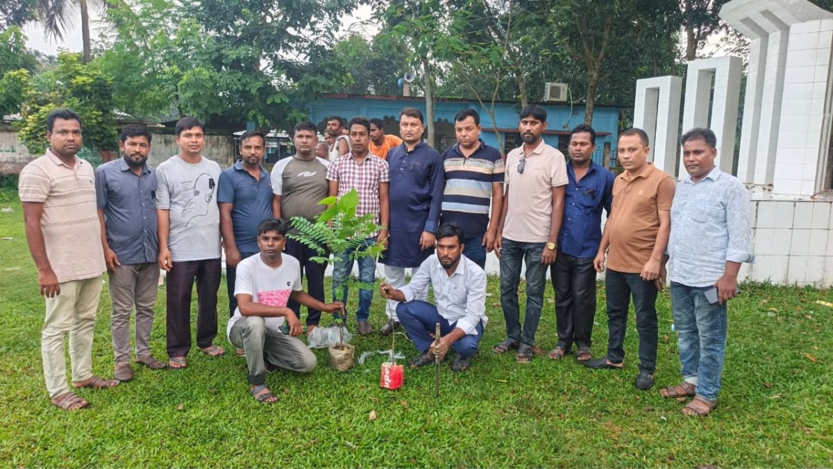 মাদারগঞ্জে উপজেলা ও পৌর স্বেচ্ছাসেবক দলের বৃক্ষরোপণ কর্মসূচি অনুষ্ঠিত