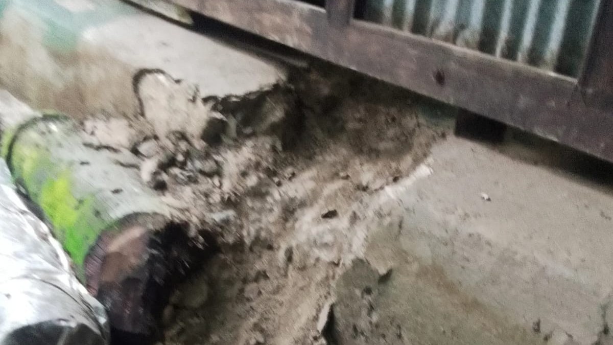 কাজিরহাটে একাধিক বাড়িতে সিঁধ কেটে চুরি, স্বর্ণালংকার-নগদ টাকাসহ লক্ষাধিক টাকার মালামাল লুট।