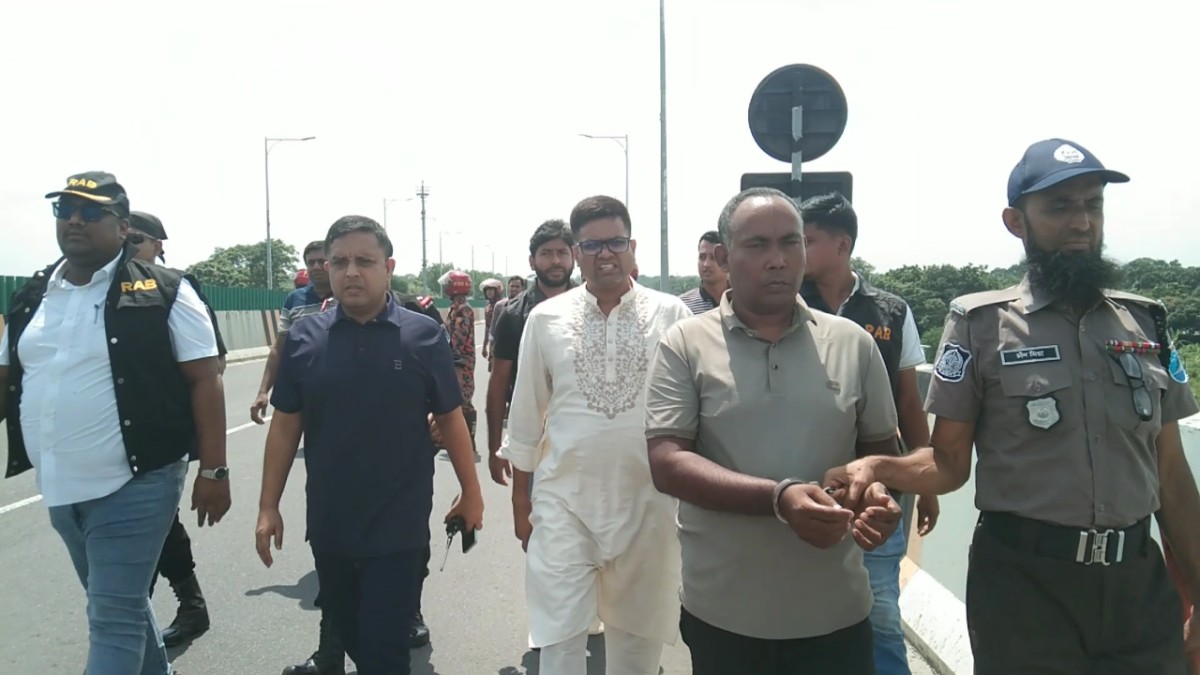 শিবচরে ক্লুলেস হত্যাকাণ্ডের রহস্য ভেদ: ১ বছরের শিশু কোলে নিয়ে নিখোঁজ স্ত্রী হত্যার প্রধান আসামী গ্রেফতার, স্বর্ণালংকার ও আলামত উদ্ধার