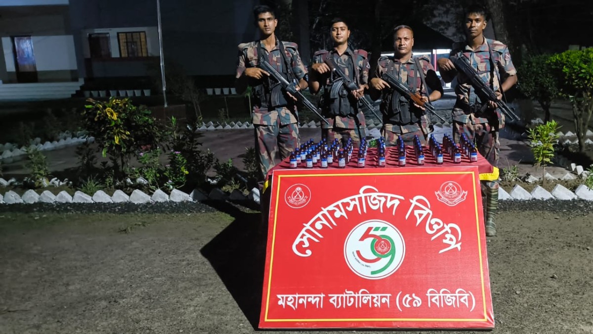 শিবগঞ্জ সীমান্তে ৫৯ বিজিবি’র অভিযানে ৬৬ বোতল এস্কাফ উদ্ধার