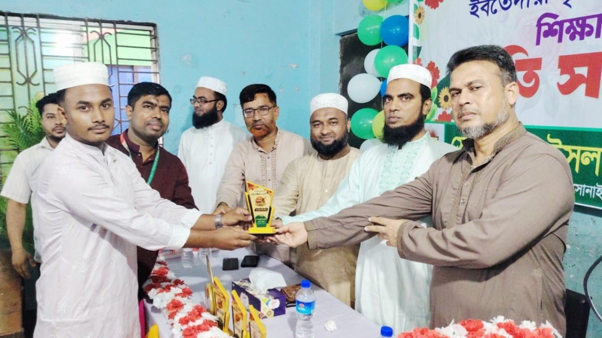 নোয়াখালীর সোনাইমুড়ী ইসলামিয়া দাখিল মাদ্রাসার কৃতি শিক্ষার্থীদের সংবর্ধনা 