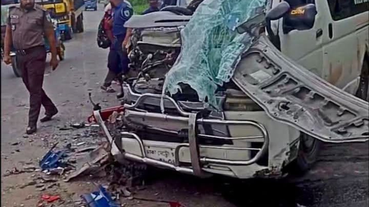 ভাঙ্গায় বাস-অ্যাম্বুলেন্সের মুখোমুখি সংঘর্ষে  আহত ৪, চালক শঙ্কা মুক্ত নয়।