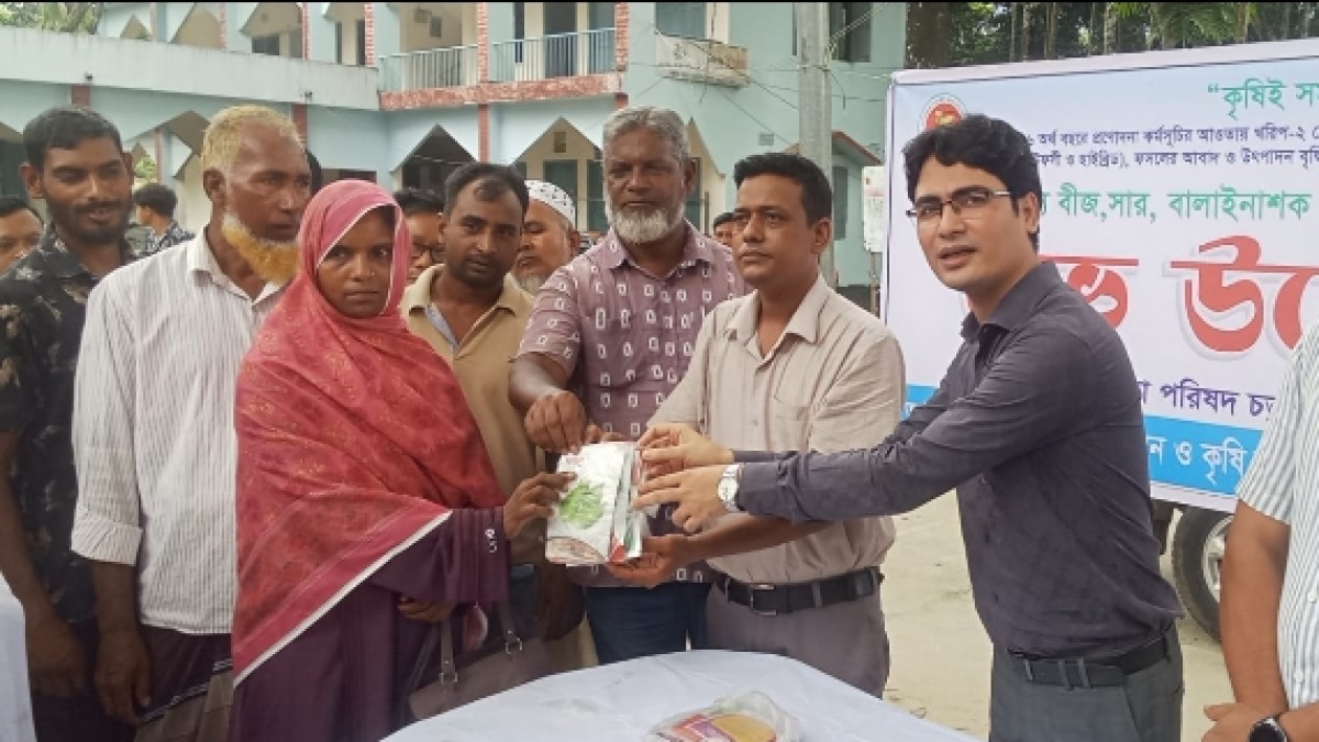 রুহিয়া উপজেলায় প্রণোদনা কর্মসূচির আওতায় বীজ ও সার বিতরণ