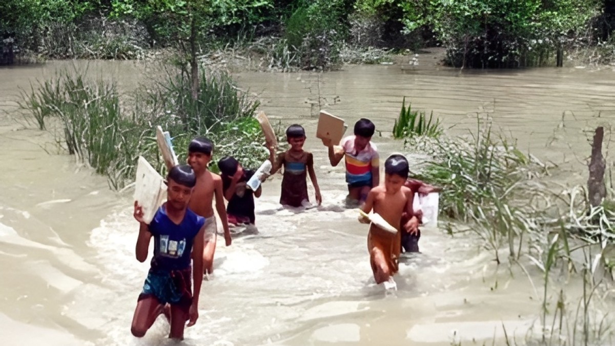 খাতা উঁচিয়ে পাঁচ খাল সাঁতরে স্কুলে যায় ওরা।