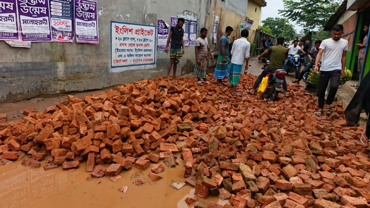 মনোহরদী-খিরাটি সড়কে জলাবদ্ধতা নিরসনে সংস্কার কাজ শুরু