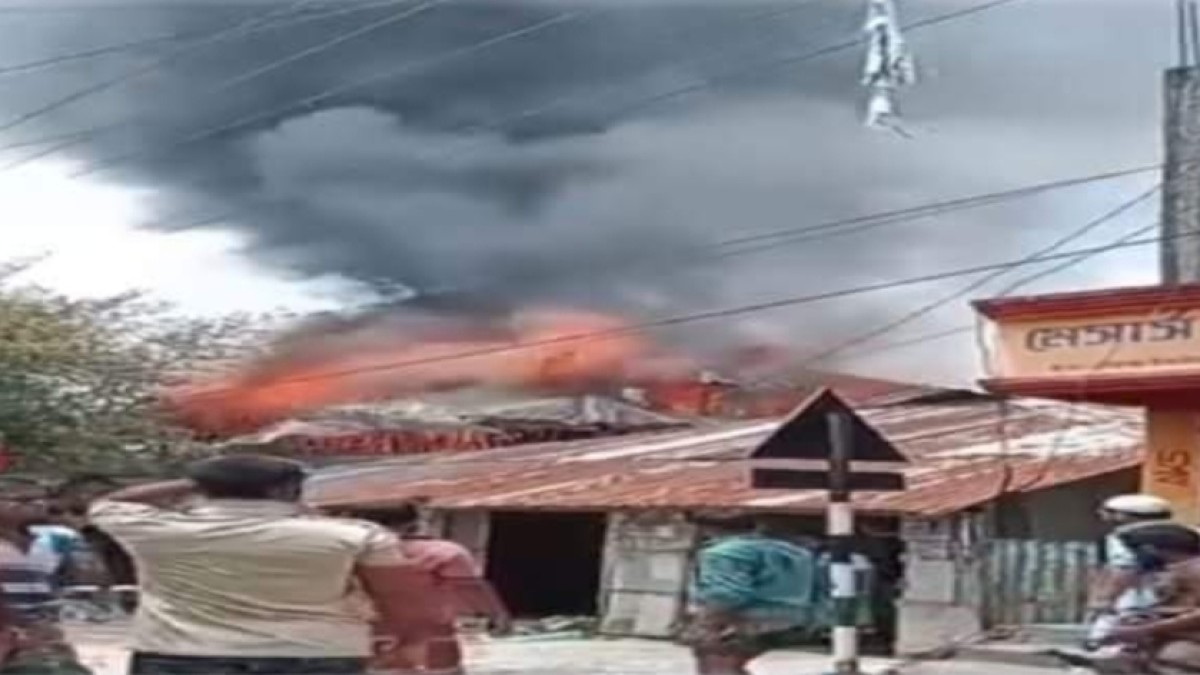 গলাচিপায় ভয়াবহ আগুন: চোখের পলকেই পুড়ে ছাই ব্যবসায়ীর বসতঘর, ক্ষতি ২০ লাখ