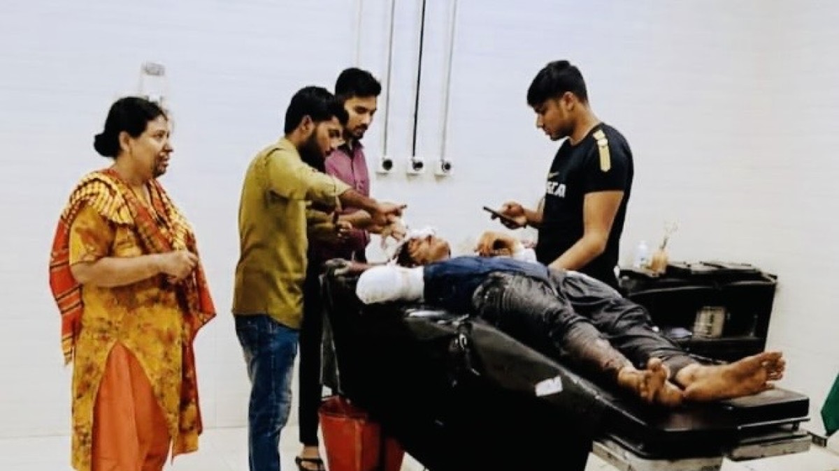 প্রেমিকের হাত কেটে বিচ্ছিন্ন করল প্রেমিক বাবা ও মা আহত