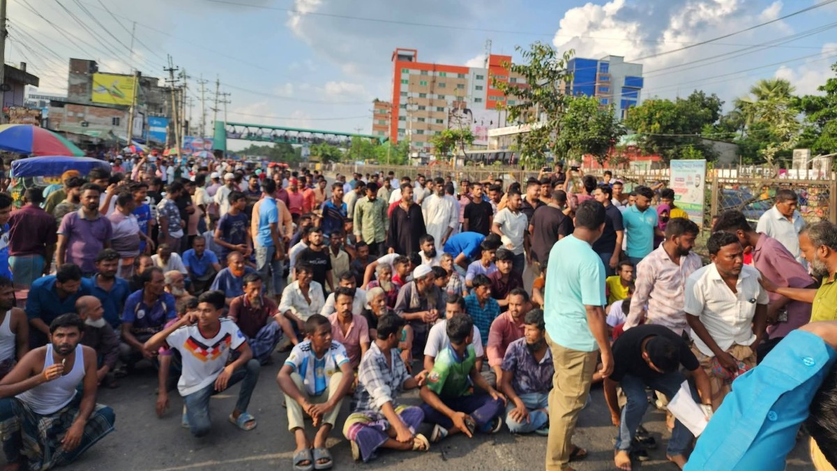 বৈষম্যপূর্ণ উচ্ছেদ ও ইজারাদারের লোকজনকে মারধরের প্রতিবাদে বাঘের বাজারে মহাসড়ক অবরোধ