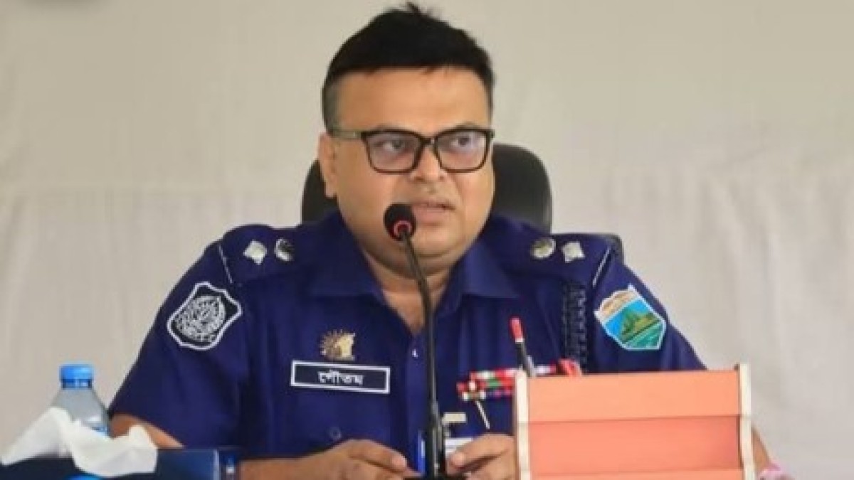 চাঁপাইনবাবগঞ্জে এসপি গৌতম কুমার বিশ্বাসের কড়া হুঁশিয়ারি: চাঁদাবাজি বা হয়রানি করলে পুলিশ সদস্যকেও ছাড় নয়