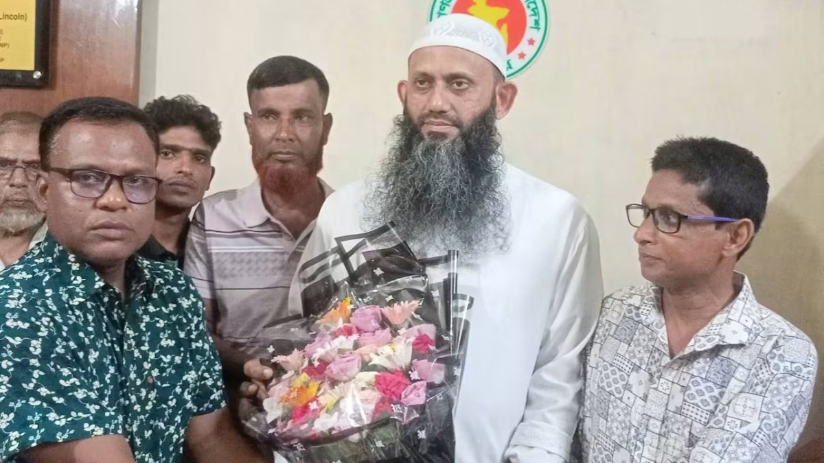 গোবিন্দগঞ্জ-৪ আসনের এমপি ও ধর্ম প্রতিমন্ত্রী শামীম কায়সার লিংকনকে ফুলের শুভেচ্ছা বিনিময় 