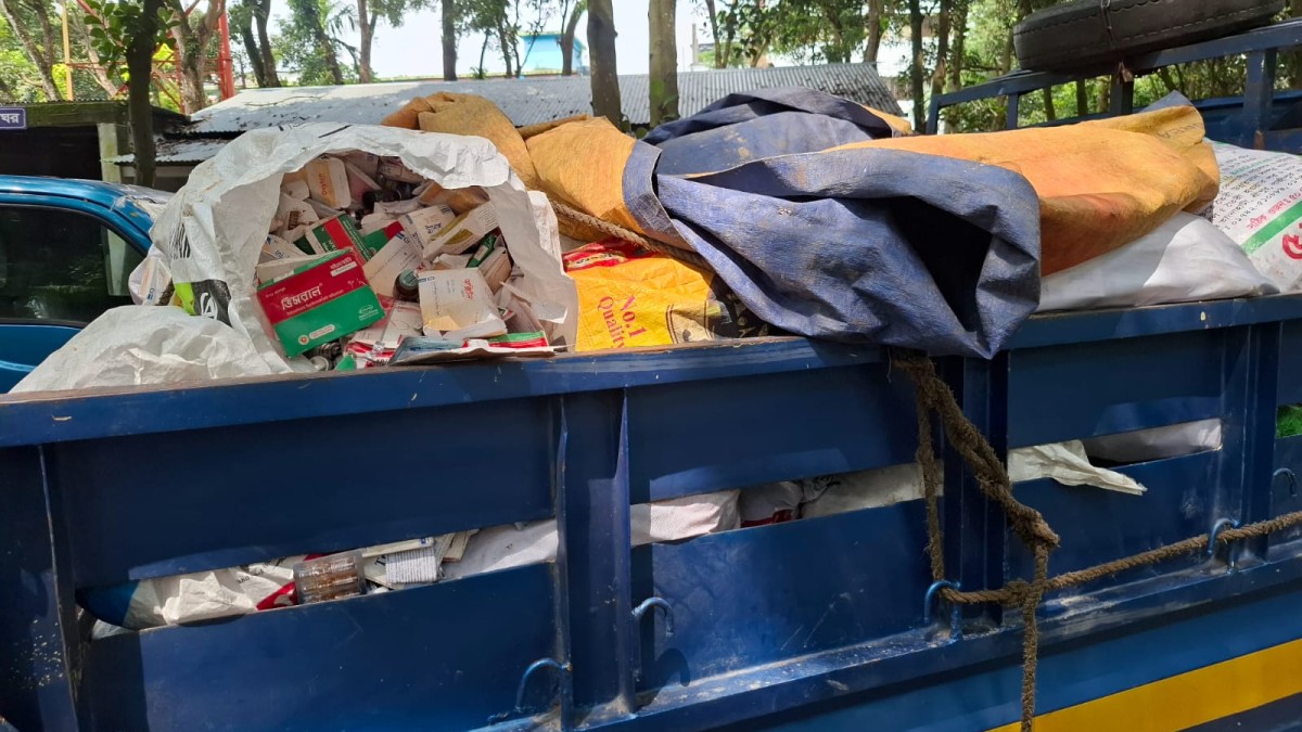 বিপুল পরিমান সরকারি ওষুধ যমুনায় ফেলার সময় পিকাপসহ চালক আটক! 