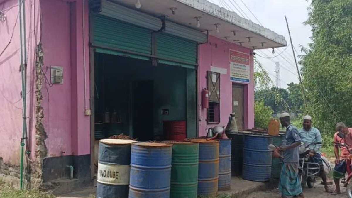 সিরাজগঞ্জে নিষেধাজ্ঞা অমান্য করে অবৈধ তেল বিক্রির অভিযোগ