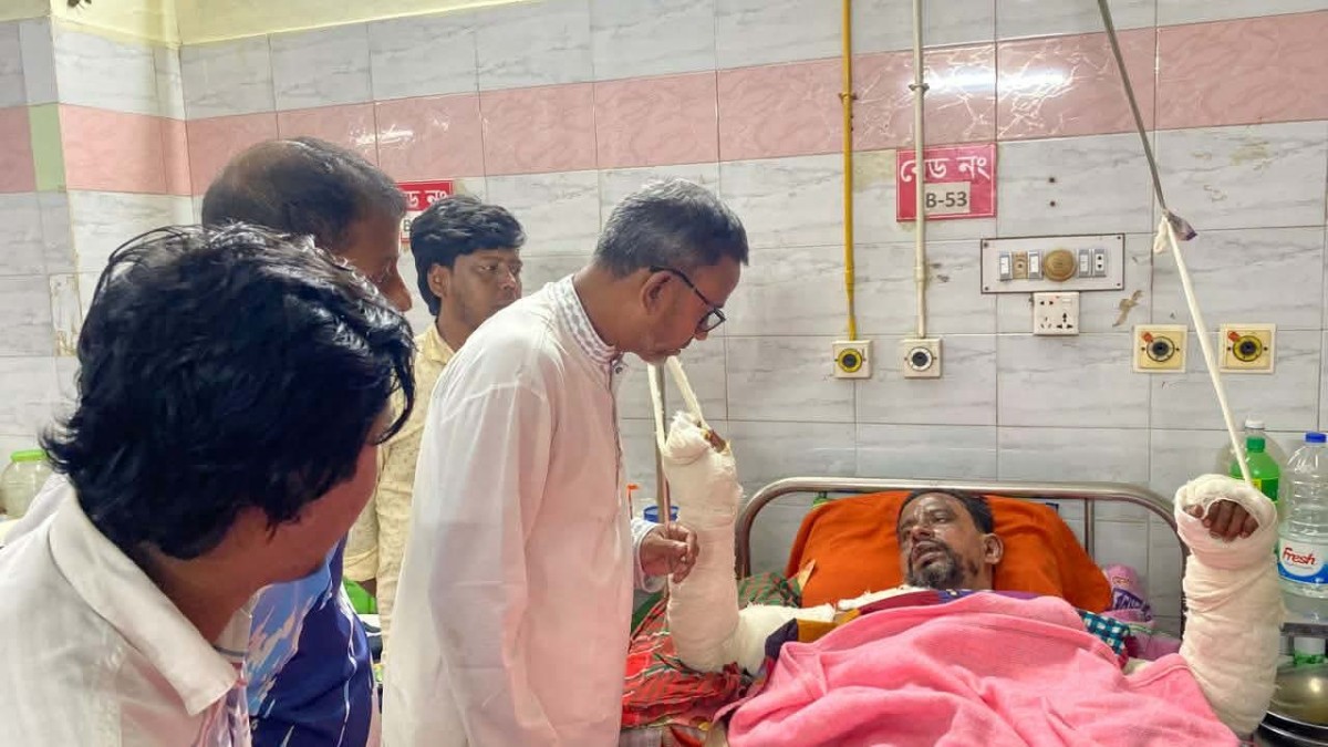 দুর্বৃত্তের ছোঁড়া পেট্রোলের আগুনে দগ্ধ হওয়া পাখিকে দেখতে ছুটে গেলেন চেয়ারম্যান পদপ্রার্থী রেজাউন নবী স্যান্ডো