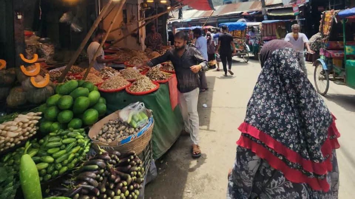 ফুটপাত দখলে পথচারীদের দুর্ভোগ, তীব্র যানজট