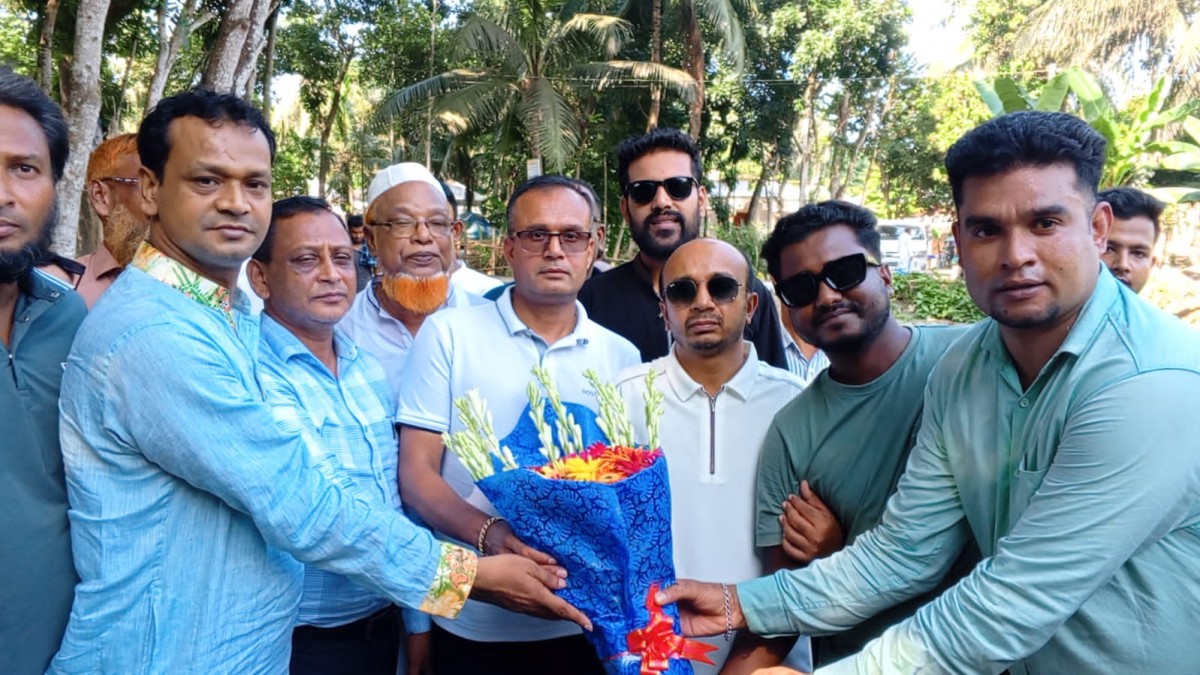 দীর্ঘদিন পর দেশে ফিরলেন প্রবাসী বিএনপি নেতা সরোয়ার হোসেন