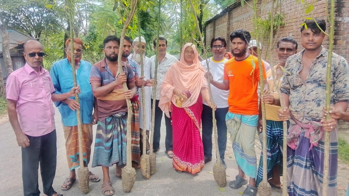 মণিরামপুরে মানব সেবার সংঘের উদ্যোগে ১০০ ফলজ চারা বিতরন। 
