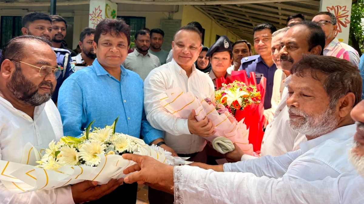 হোতাপাড়ায় বয়স্ক পুনর্বাসন কেন্দ্র পরিদর্শন করলেন স্বাস্থ্য বিষয়ক উপদেষ্টাসহ প্রশাসনের ঊর্ধ্বতন কর্মকর্তারা