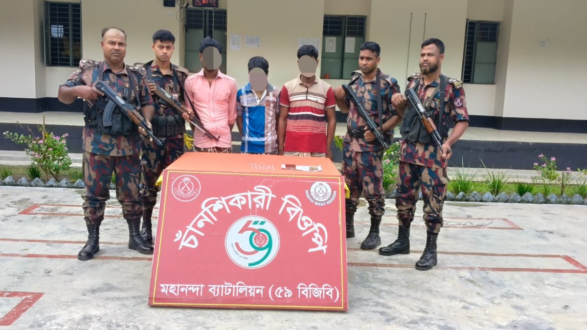 ভোলাহাট সীমান্তে ৫৯ বিজিবি’র অভিযান: হেরোইন ও ইয়াবাসহ ৩ মাদক ব্যবসায়ী গ্রেফতার
