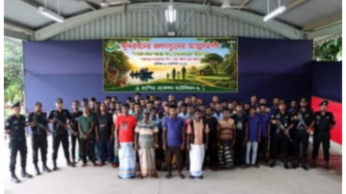 সুন্দরবনকে দস্যুমুক্ত করতে র‍্যাবের বড় সাফল্য, একযোগে আত্মসমর্পণ ৪ বাহিনীর ৫২ সদস্যের