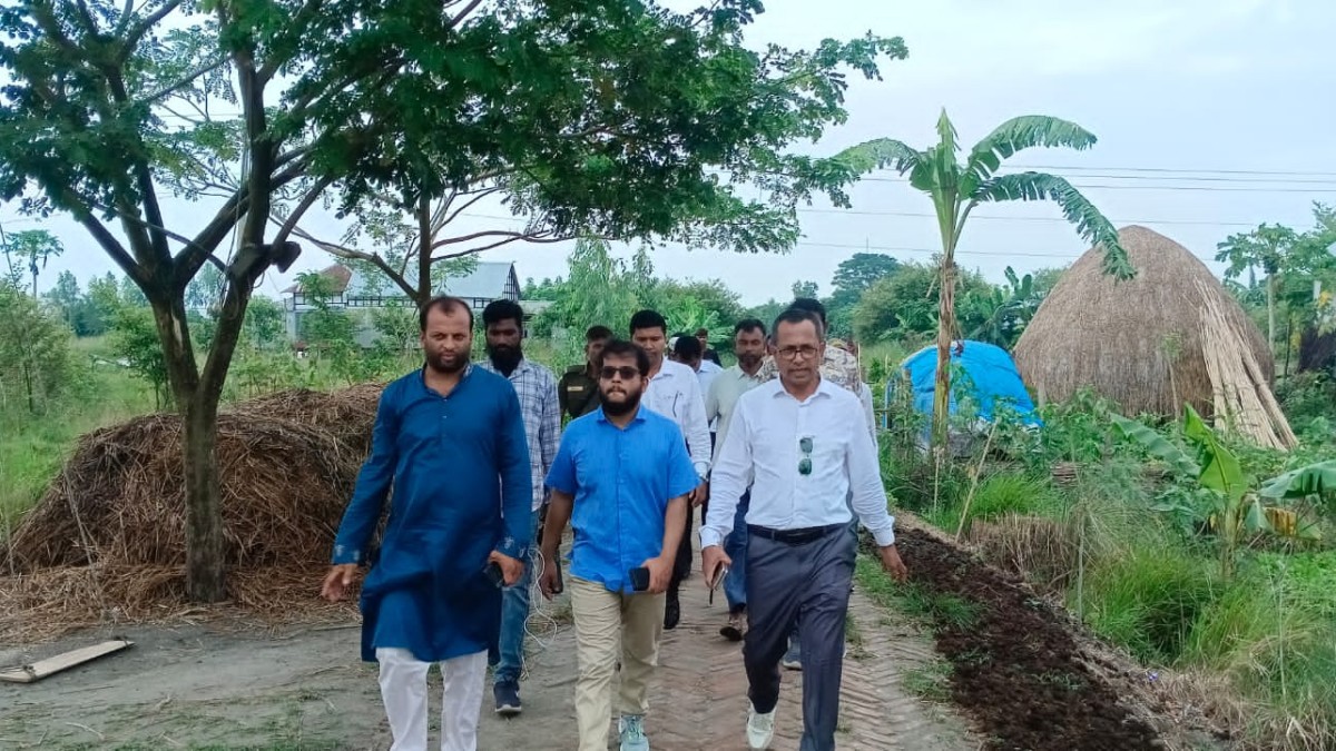 সদরপুরের দুর্গম চরাঞ্চল পরিদর্শনে ফরিদপুরের জেলা প্রশাসক