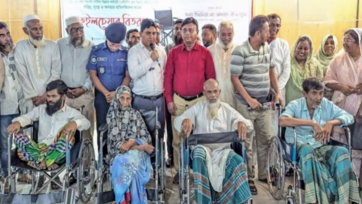 রায়পুরায় অসহায় ও প্রতিবন্ধী ১০ জন পেলেন হুইল চেয়ার