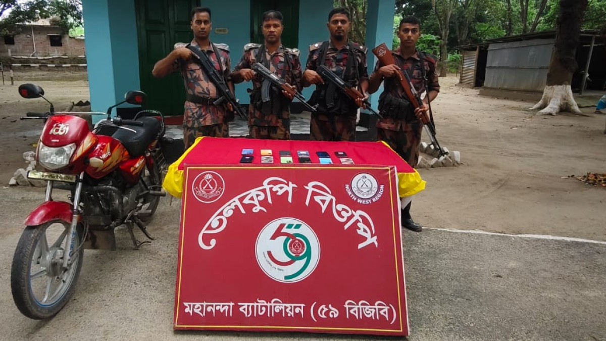 শিবগঞ্জ সীমান্তে ১২টি চোরাই মোবাইলসহ মোটরসাইকেল জব্দ
