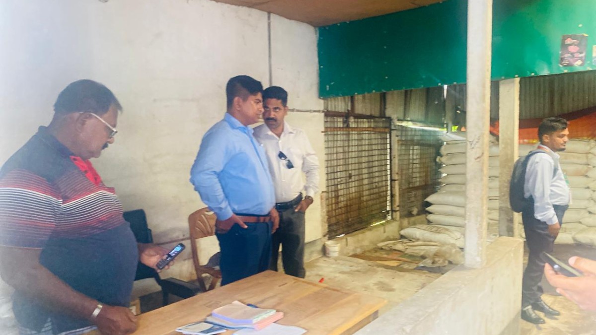 কালীগঞ্জে ভ্রাম্যমাণ আদালতের অভিযান: দুই সার ব্যবসায়ীকে ২ লাখ টাকা জরিমানা