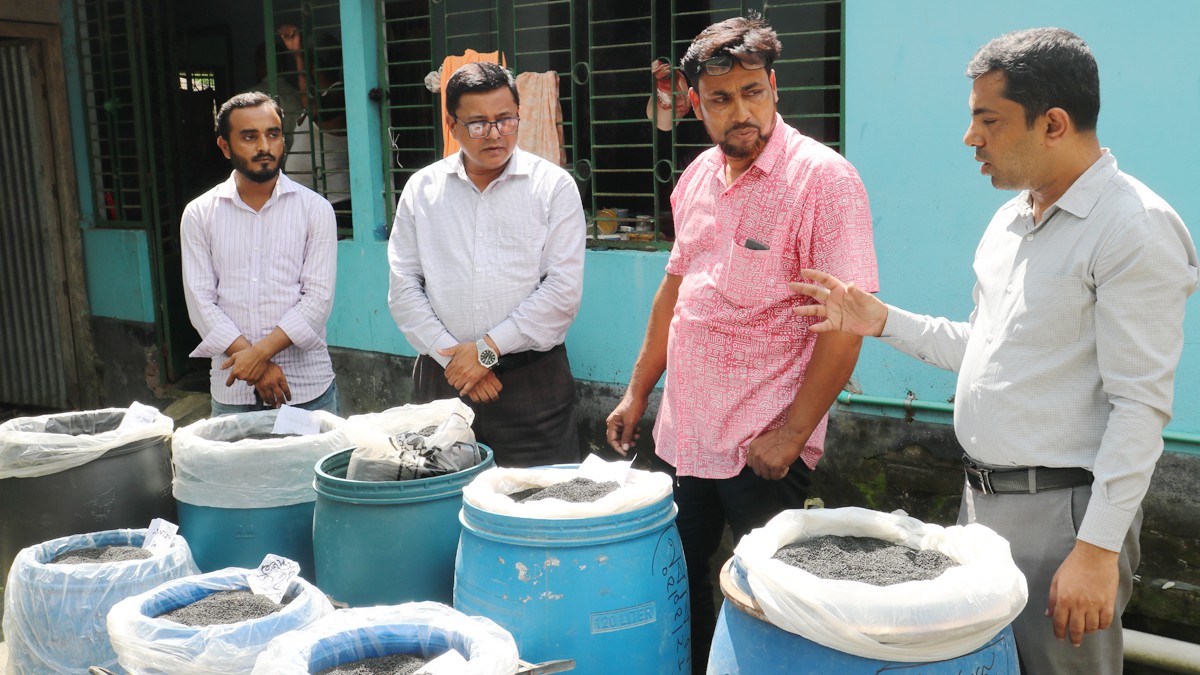 ৭০ মণ পেঁয়াজ বীজ উৎপাদন করে সাড়া ফেলেছেন কৃষক, পরিদর্শন করলেন কৃষি কর্মকর্তা