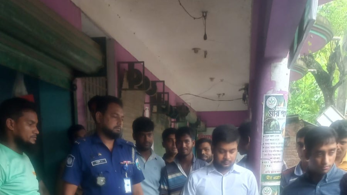 শিবগঞ্জে সার বিক্রিতে অনিয়ম: দুই ব্যবসায়ীকে ৬০ হাজার টাকা জরিমানা, জব্দ সার বিক্রি