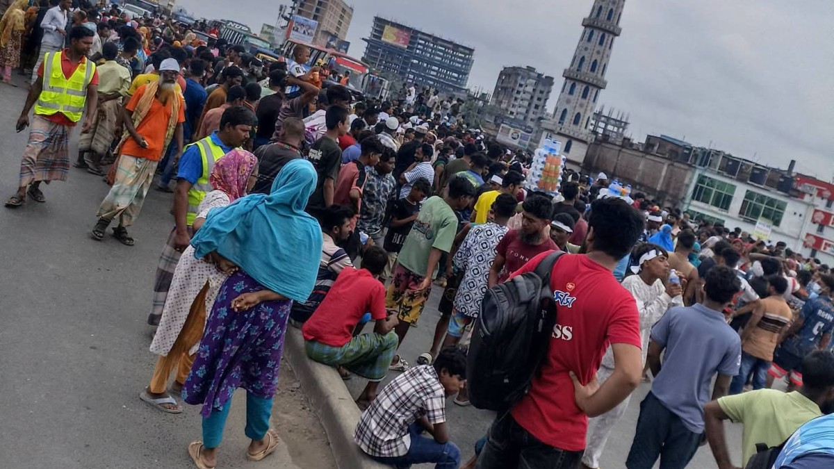 হাজির মাজার বস্তি উচ্ছেদের প্রতিবাদে টঙ্গীতে বিক্ষোভ মিছিল ও সড়ক অবরোধ