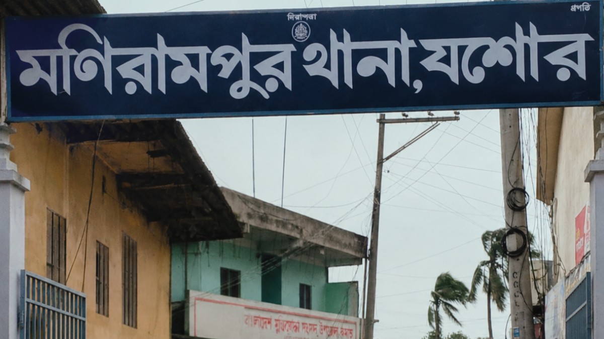 মনিরামপুরে হাতকড়া পরা অবস্থায় আসামীর দৌড়ে পালানোর চেষ্টা, পিছু নিয়ে ধরলেন এসআই ওবায়দুর। 