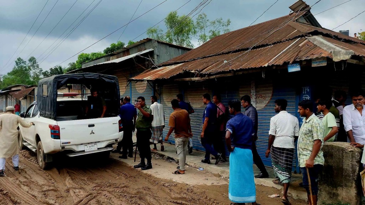 শ্রীপুরে শীতলক্ষ্যা নদীতে অবৈধ বালু উত্তোলনের সরঞ্জাম গুঁড়িয়ে দিল প্রশাসন।